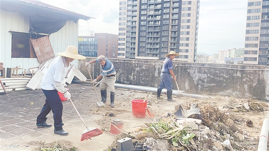 石田村“銀發(fā)行動(dòng)隊(duì)”隊(duì)員在清理房頂垃圾。諶磊