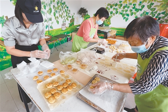 蓬江區(qū)上巷村村民在制作涼瓜月餅。