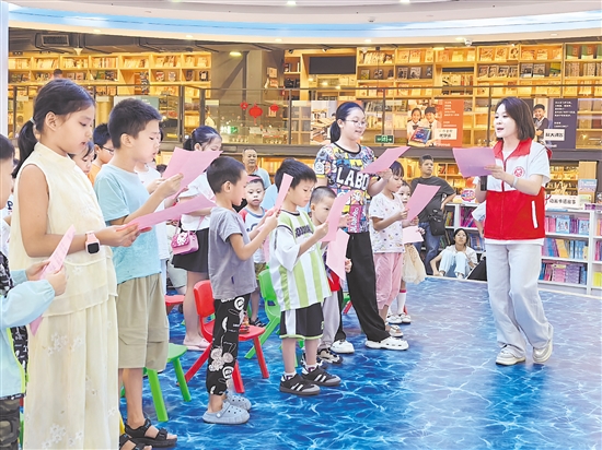 小朋友們一起學習防疫快板歌謠。