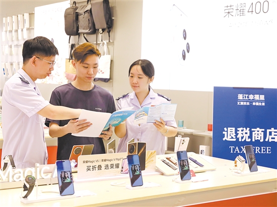 稅務(wù)工作人員在全市首家離境退稅商場“蓬江幸福里”開展輔導(dǎo)工作。