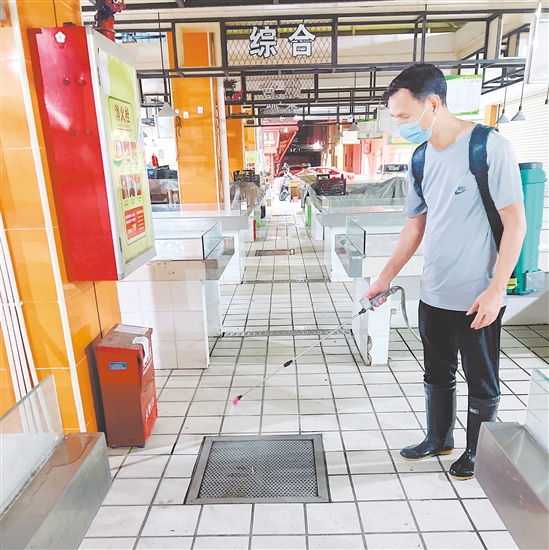 市場監(jiān)管部門督促指導(dǎo)農(nóng)貿(mào)市場嚴(yán)格落實(shí)早晚消殺。