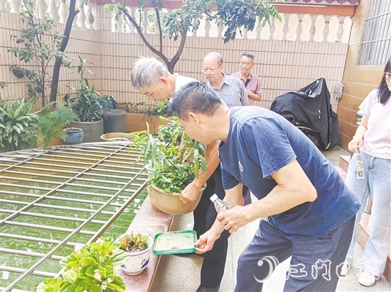 石鶴利社區(qū)居民積極協(xié)助社區(qū)清理積水。