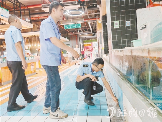 市場(chǎng)監(jiān)管人員到農(nóng)貿(mào)市場(chǎng)開(kāi)展疫情防控全覆蓋督導(dǎo)檢查。