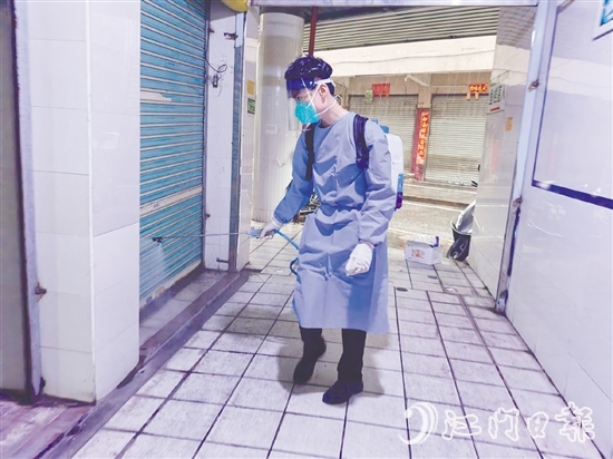 農(nóng)貿(mào)市場(chǎng)積極做好消殺工作，切斷蚊媒傳染病傳播鏈條。