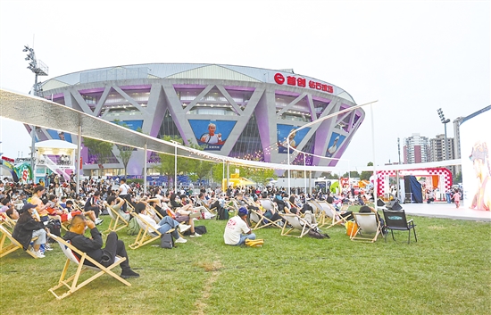 10月1日，中國(guó)網(wǎng)球公開(kāi)賽期間，球迷在國(guó)家網(wǎng)球中心內(nèi)的大屏前觀看比賽。新華社發(fā)