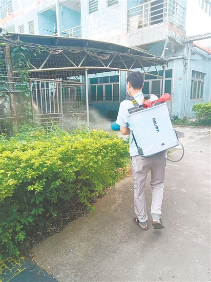 廣明源光科技股份有限公司組織員工對廠區(qū)進行清潔消殺。