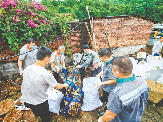 連日來(lái)，滴滴代駕司機(jī)與外賣騎手化身防蚊滅蚊“先鋒軍”。圖為新業(yè)態(tài)從業(yè)者在清理雜物。