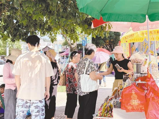 陳皮商業(yè)特色街有著各具特色的商店、攤檔。