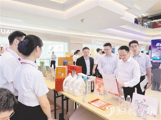 我市金融機(jī)構(gòu)在活動(dòng)現(xiàn)場(chǎng)設(shè)置金融知識(shí)宣傳攤位。