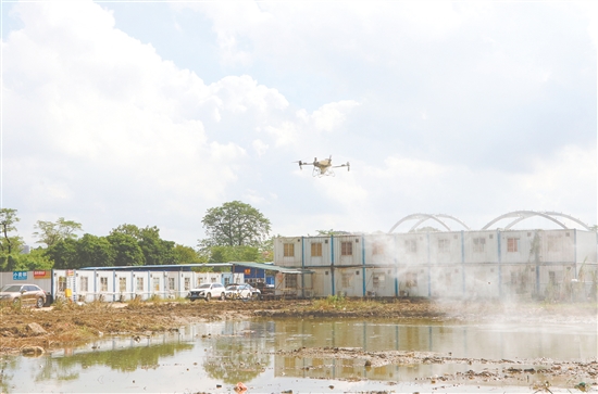 區(qū)住房城鄉(xiāng)建設(shè)局聯(lián)合轄區(qū)企業(yè)開展無人機(jī)高空全域消殺行動(dòng)。圖為無人機(jī)在潮連街道進(jìn)行消殺。劉淑君