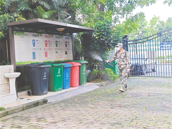 蓬江區(qū)直民兵應(yīng)急成蚊消殺隊(duì)在環(huán)市街道開展消殺工作。任佳燕