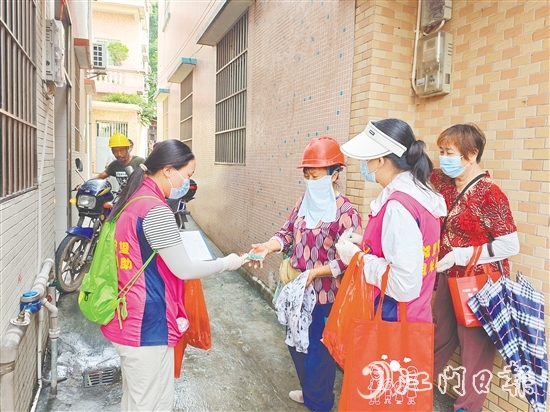 巾幗志愿者宣傳防蚊知識，發(fā)放滅蚊用品。