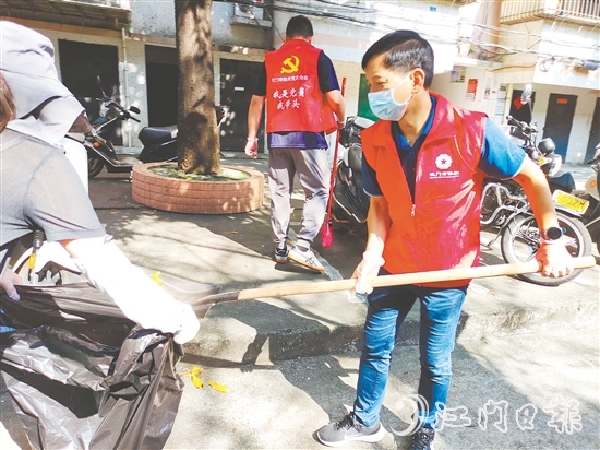 僑界志愿者下沉社區(qū)開展滅蚊防蚊專項(xiàng)行動。