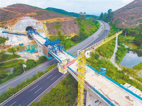 本次合龍的跨G94高速公路大橋總長314.5米，采用鋼管柱支架法現(xiàn)澆施工，實(shí)現(xiàn)了安全高效施工與保障公路暢通的雙重目標(biāo)。