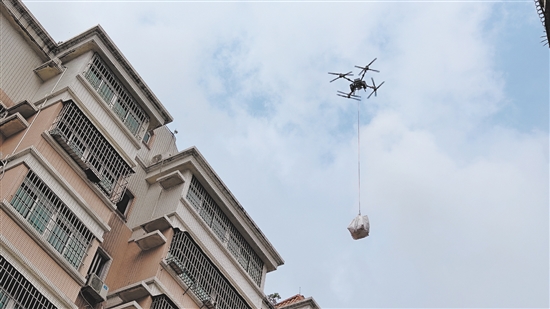 應(yīng)急救援無人機(jī)將樓頂打包好的垃圾安全吊運(yùn)至地面，極大提升了清運(yùn)效率。