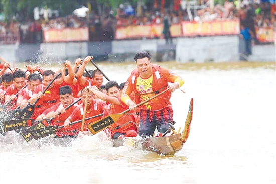 廖長亮（最前者）參加廣東省第五屆傳統(tǒng)龍舟錦標賽。