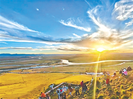 當(dāng)下正是賞秋游的好時(shí)節(jié)。圖為四川黃河九曲第一灣秋景。