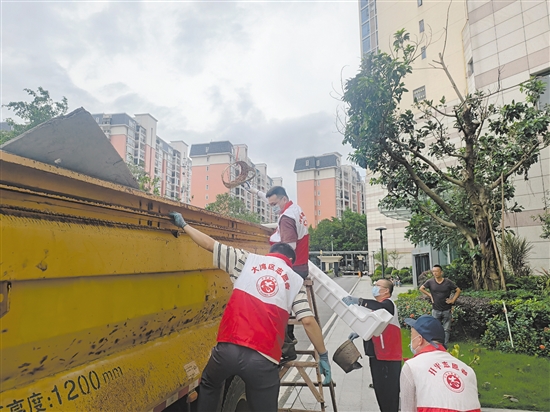 開平文聯(lián)志愿者下沉社區(qū)，協(xié)助清理垃圾，消除蚊蟲孳生地。