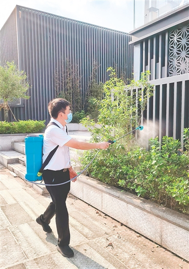 健威廣場(chǎng)工作人員對(duì)商場(chǎng)周邊環(huán)境進(jìn)行消殺，減少蚊蟲孳生。