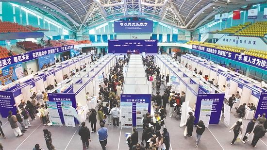招聘現(xiàn)場(chǎng)人頭攢動(dòng)，共吸引2895名黑龍江學(xué)子入場(chǎng)。