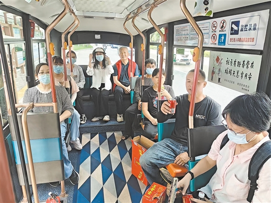 公交車化身“流動驛站”，成為防疫一線人員的后勤服務(wù)陣地。