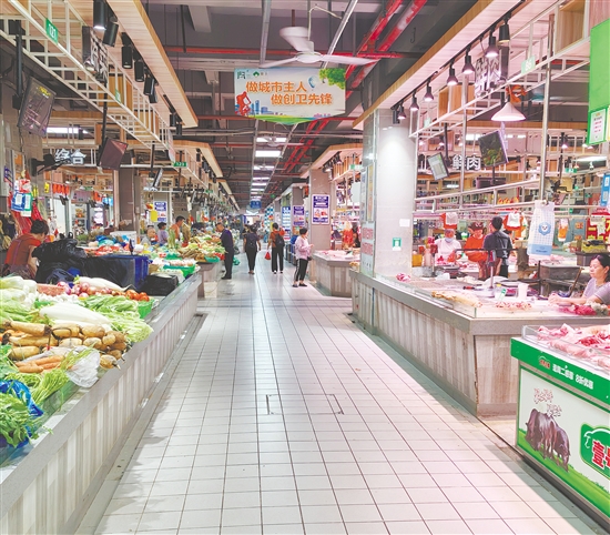 蓬江市場內(nèi)光線明亮，通道寬敞，無論是蔬菜區(qū)還是水產(chǎn)區(qū)，地面都干凈整潔。