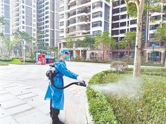 開平邊檢站積極助力我市防蚊滅蚊，對灌木叢根部、排水溝等隱蔽點位噴灑藥劑。