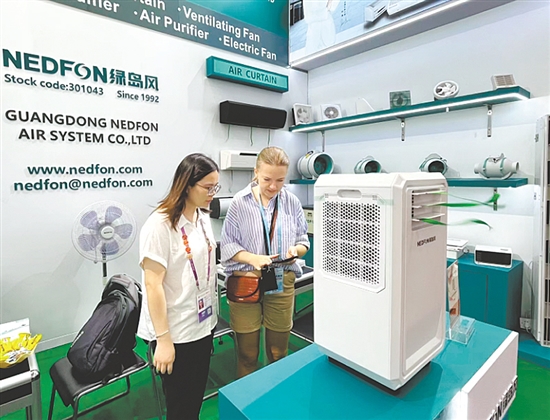 臺(tái)山參展企業(yè)的創(chuàng)新產(chǎn)品受到眾多外國客商的青睞，使企業(yè)在激烈的市場(chǎng)競(jìng)爭(zhēng)中脫穎而出。