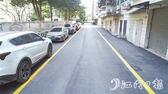 經(jīng)過集中清理的環(huán)市街道麗苑社區(qū)道路變得清爽整潔。