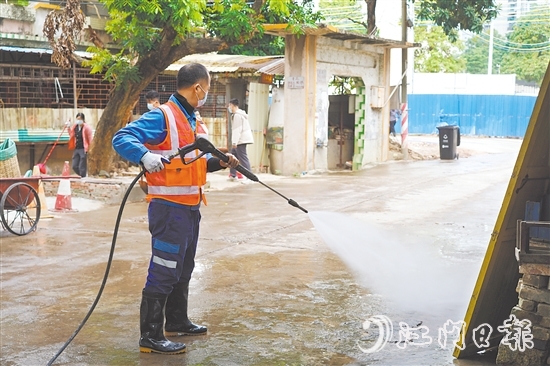 區(qū)環(huán)境整治組在環(huán)市街道里村社區(qū)開展清潔活動(dòng)。
