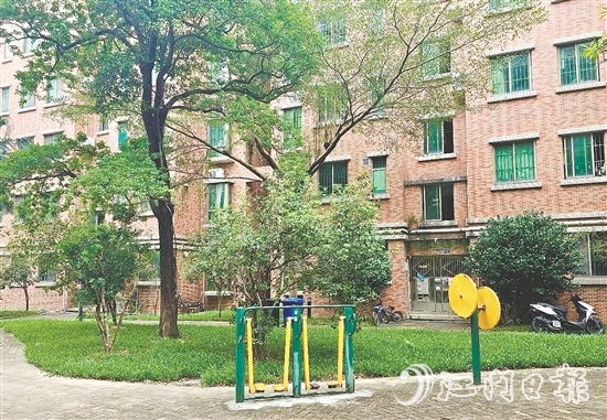 鶴山持續(xù)深入開(kāi)展愛(ài)國(guó)衛(wèi)生運(yùn)動(dòng)。圖為沙坪街道和平社區(qū)開(kāi)展環(huán)境整治后，居民生活環(huán)境更干凈、整潔。