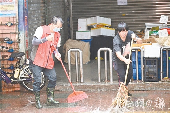 市民與志愿者一同清掃街道。