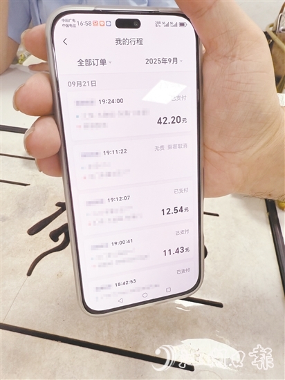 郭繼南展示網(wǎng)約車訂單。