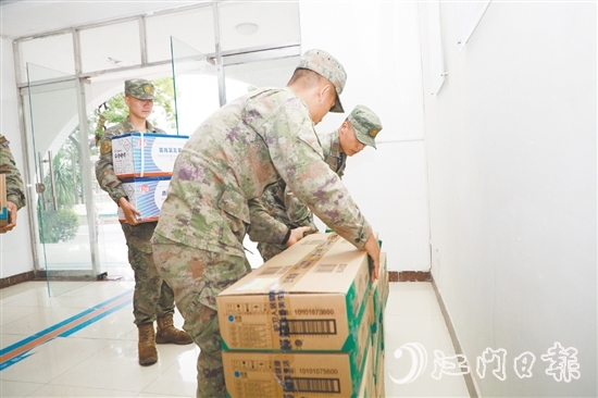 武警江門(mén)支隊(duì)官兵搬運(yùn)防疫捐贈(zèng)物資。