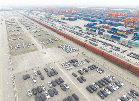 圖為西安國際港站存放汽車的物流基地（11月14日攝，無人機(jī)照片）。