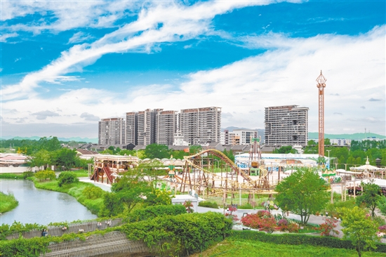 雙橋村引進(jìn)專業(yè)文旅公司投資3億元運(yùn)營升級古勞水鄉(xiāng)旅游區(qū)，又引入中傳華夏國際文旅發(fā)展集團(tuán)投資3680萬元建設(shè)綜合性水上游樂項目。