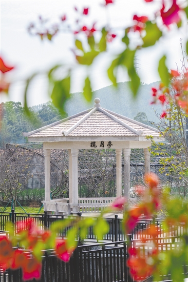 位于櫻花河堤邊上的攬?jiān)峦ぃc攬?jiān)鲁?、大昆侖山和小昆侖山遙相呼應(yīng)。