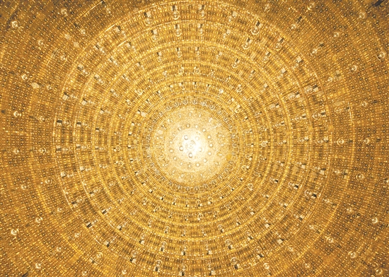 運行僅2個多月，江門中微子實驗發(fā)布首個物理成果，兩大關鍵參數刷新世界測量精度紀錄。圖為中心探測器球內“星空”。劉悅湘