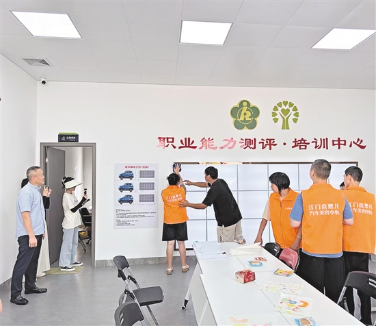 洗車中心負責人在對“喜憨兒”進行洗車培訓。