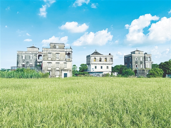 斗山鎮(zhèn)浮月村洋樓群展現(xiàn)百年前華僑對西方建筑美學的理解，它們是華僑奮斗的見證，也是華僑愛國愛鄉(xiāng)的象征。