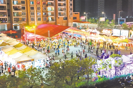 “笑蝦蝦”系列活動是大鰲鎮(zhèn)的文旅招牌，今年開展的“笑蝦蝦”精彩夜繽紛活動吸引大量游客，帶動周邊餐飲、住宿等業(yè)態(tài)蓬勃發(fā)展。