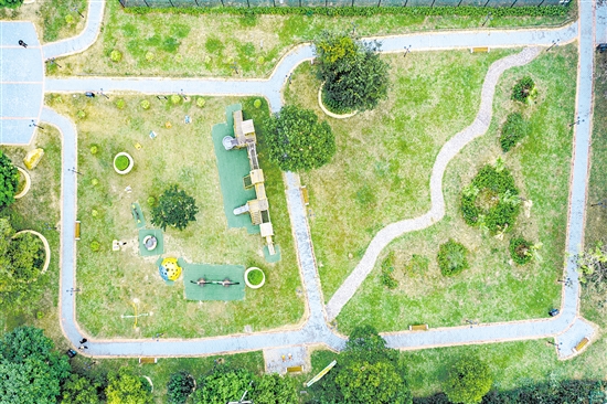 綠美生態(tài)小公園位于圩鎮(zhèn)中心地帶，為群眾提供風(fēng)景秀美的休閑地。