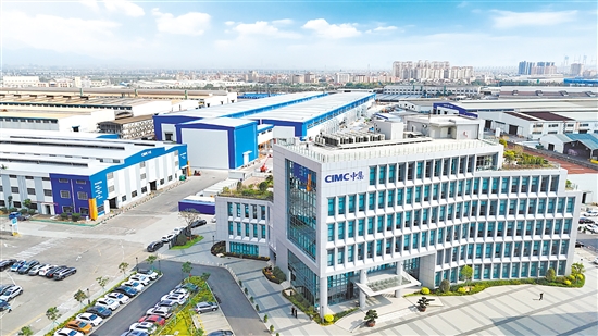 作為中集集團在粵港澳大灣區(qū)的重要研發(fā)制造基地，新會中集工業(yè)園區(qū)占地1067畝，致力于打造“集裝箱+”業(yè)務(wù)矩陣。