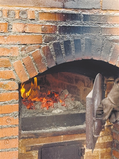 荔枝柴要燒兩個(gè)多小時(shí)，窯爐溫度到350℃以上才能烤面包。