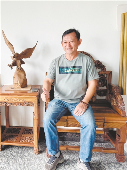 談銘欽和他收藏的金絲楠木家具。