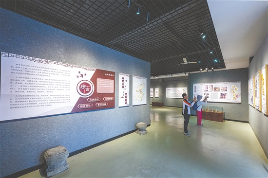 霄南鮮卑古村落文化館全方位展示霄南村的鮮卑歷史和文化底蘊，打造鮮卑古村落研學、閱讀和寫作交流平臺。