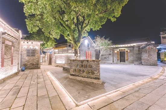 霄南村成功引進鳳凰樹下咖啡店、歐葉啤酒小酒館、一盞沉香體驗館等品牌，打造地域特產(chǎn)展銷“窗口”。