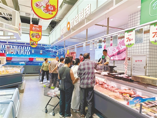 新超市開業(yè)為周邊居民買菜提供便利。