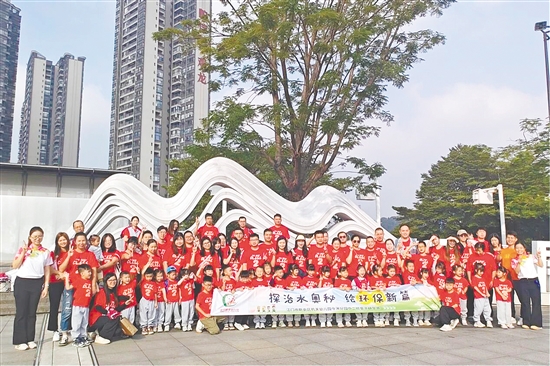 70多名參加活動的孩子和家長合影留念。