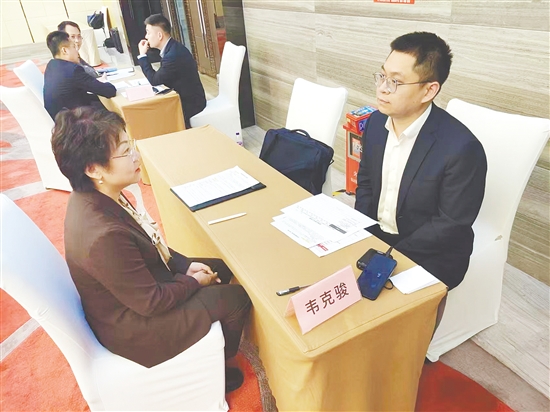 韋克駿（右）為客戶解惑。